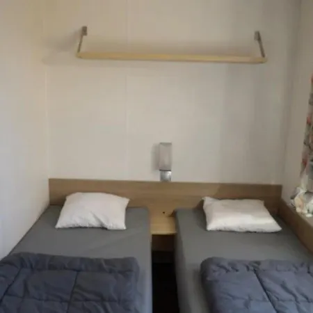 Camping Mobil-home 32m², 3 Chambres, Terrasse Et Cuisine Equipee - Api-1-52-601 *